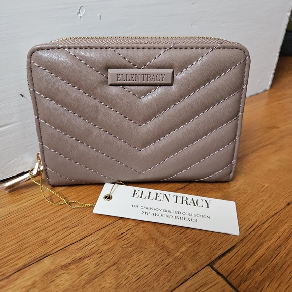 Ellen Tracy The Chevron Quilted Collection Zip Around Indexer Wallet - Picture 1 of 12